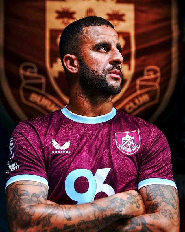 包含赛地聚焦：英超赛前热度飙升，巴黎圣日耳曼遗憾出局，赛场秩序良好，数据趋势出现新变化的词条