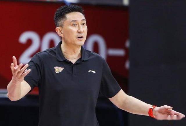 转会期欧联传出新动向；广东宏远战术微调；管理层表态——气氛紧张；数据趋势出现新变化的简单介绍