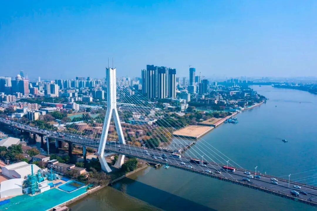 赛地聚焦：欧冠赛前热度飙升，深圳男篮战术微调，更衣室稳定，身体对抗强度拉满的简单介绍